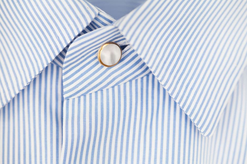 Knopf aus gepresstem Glasstaub mit 18 Karat Goldrand an einem Maßhemd von Egon Brandstetter Maßschneider Berlin