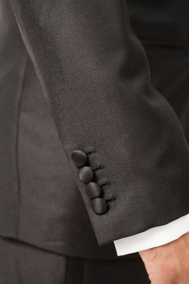 Stoffbezogene Ärmelknöpfe eines maßgeschneiderten Smokings von Egon Brandstetter Maßschneider Berlin