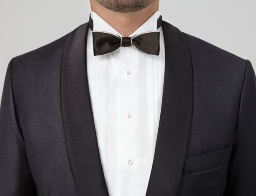 Maßgeschneiderter Smoking mit echtem Seidenspiegelrevers kombiniert mit Smokinghemd